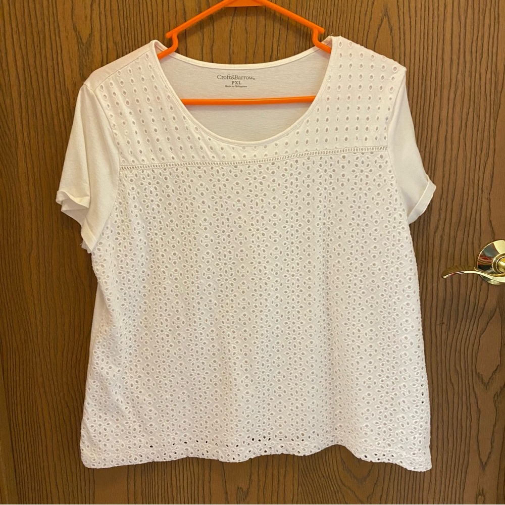☃️ Super cute white tee with eyelet front. PXL